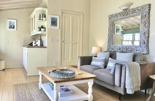 Kinsale Town Centre Apartment | Adults-Only Waterfront Guest Suite | Stunning Harbour Views | Cozy Fireplace