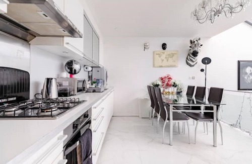 Angel Apartment | Air-conditioned double-bed room in split apartment with shared kitchen.Fast WIFI