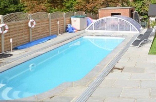 Ewell House | Air-conditioned Large 6 bed house with pool+cinema+games room