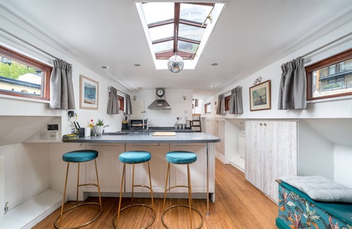 Tower Hill Apartment | ALTIDO Graceful 2-bed Dutch barge near Tower Bridge