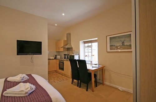 Ivinghoe Cottage | An one bed studio (smaller) that sleeps 2 guests in 1 bedroom