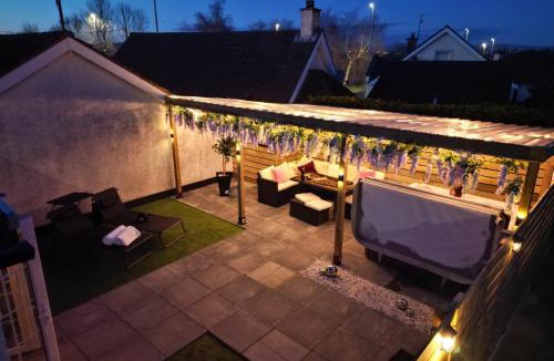 Lisnagunogue House | AnnieRose Cottage- Galgorm 3bedroom Cottage with Hot Tub