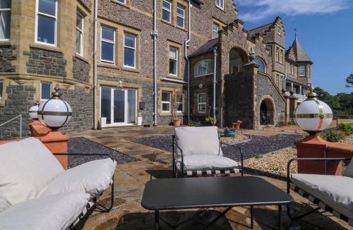 Menai Bridge Cottage | APARTMENT 1, BRYN MEL MANOR, family friendly in Menai Bridge