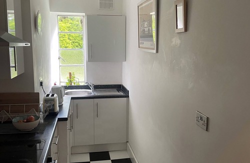 Raynes Park Apartment | Artistic, 1930's studio-flat - 20 mins to Central London.