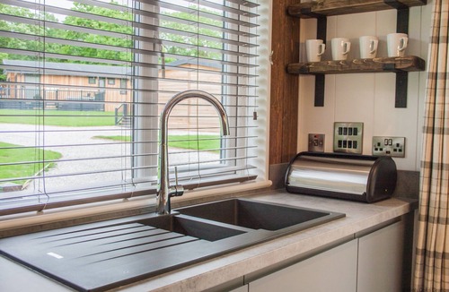 Pickering Ski Chalet | Aspen Lodge | sleeps 6 - Hot Tub, Dog Friendly - 5* Visit England