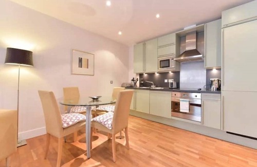 Tower Hill Apartment | Awesome 1 Bed Apartment Tower Hill