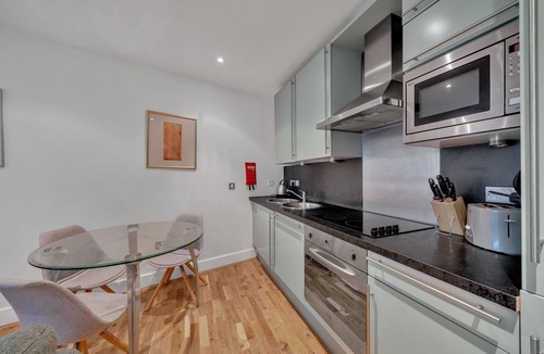 Tower Hill Apartment | Awesome 1 Bed Apartment Tower Hill