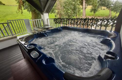 Londonderry Apartment | Ballymakeever Appartment - Private Hot Tub