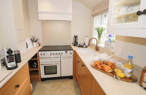 Broadway House | BAY HOUSE COTTAGE, pet friendly, with a garden in Broadway