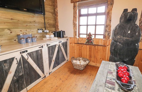 Limavady Cottage | BEAR CLAW LODGE, pet friendly, with a garden in Castlerock