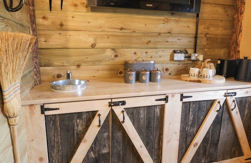 Limavady Cottage | BEAR CLAW LODGE, pet friendly, with a garden in Castlerock