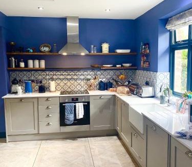 Llanwenarth House | Beautiful 5 bedroom house with hot tub & fire pit