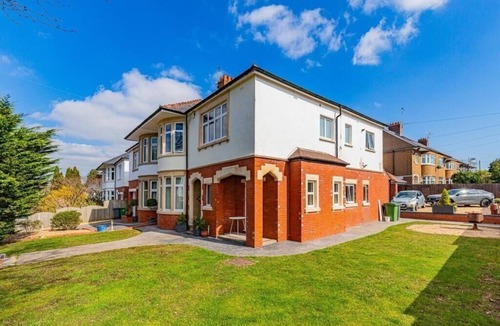Cyncoed House | Beautiful 5 bedroom House in smart suburb. Close to beautiful Lake & Parkland.