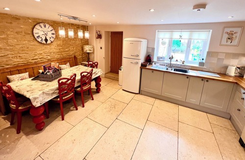 Bourton-on-the-Water Cottage | Beautiful cotswold home Puffitts Cottage sleeps 5 parking central gardens pets