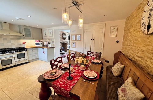 Bourton-on-the-Water Cottage | Beautiful cotswold home Puffitts Cottage sleeps 5 parking central gardens pets