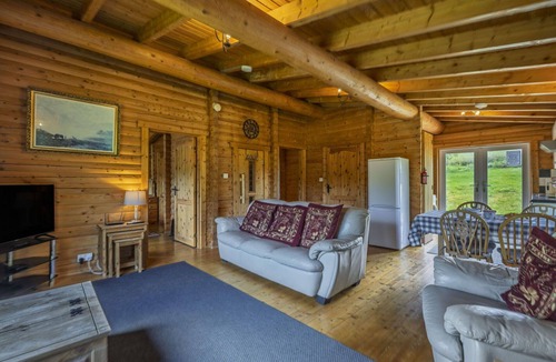 Spittal of Glenshee House | Beautiful villa for 4 guests with WIFI, hot tub