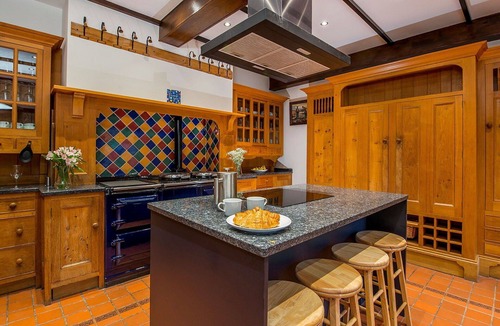 Carmarthen House | Beautiful villa for 19 people with private pool, hot tub, WIFI and pets allowed