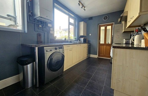 Oadby House | Bee Accommodations - Leicester Home