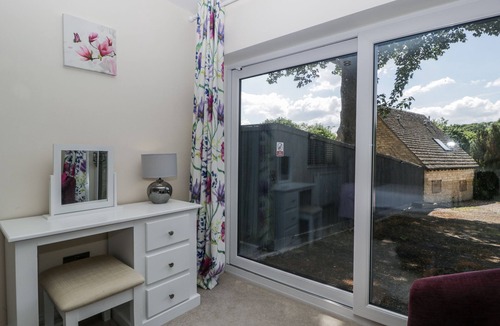 Stow-on-the-Wold House | BELL GARDEN, pet friendly, with open fire in Stow-On-The-Wold