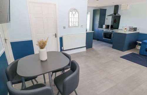 Nantgarw Cottage | BLUEBELL COTTAGE, family friendly, with a garden in Cardiff