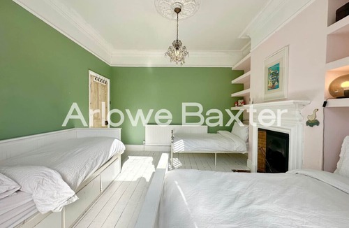 North Kensington Apartment | Bohemian Notting Hill Apt | Garden & Amenities