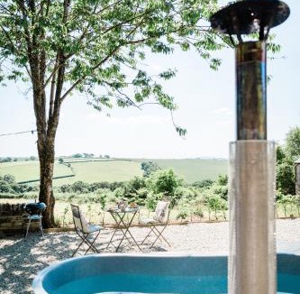 Launceston House | Boutique Cornish Shepherd's Hut with Hot Tub