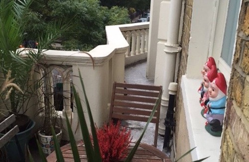 Warwick Apartment | Boutique Large Studio Flat With Balcony in Central London,Pimlico, Victoria. Near the Kings Road.