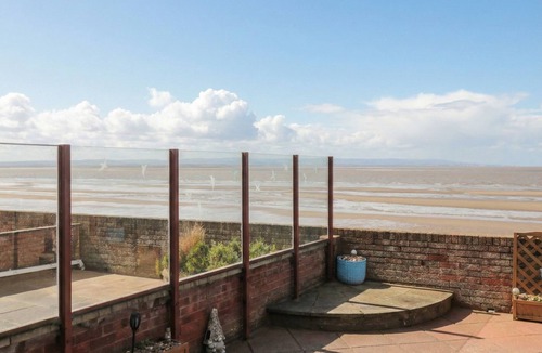 Burnham-on-Sea Cottage | BREAKING WAVES, pet friendly, with a garden in Burnham-On-Sea