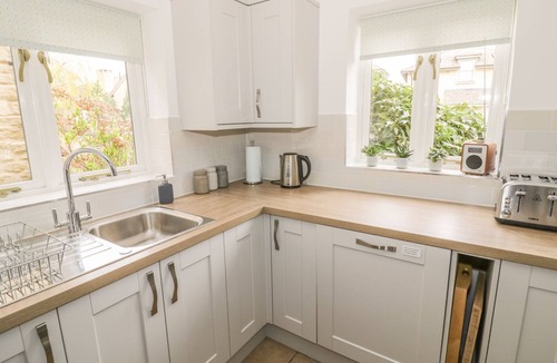 Cirencester Cottage | BRIDGE HOUSE, pet friendly, with pool in Cotswold Water Park
