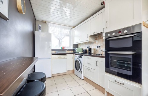 Haroldʼs Cross Apartment | Bright 1BR Flat w/Free Parking & Easy City Access