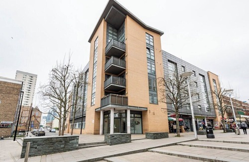 Shadwell Apartment | Bright artistic flat in Central London