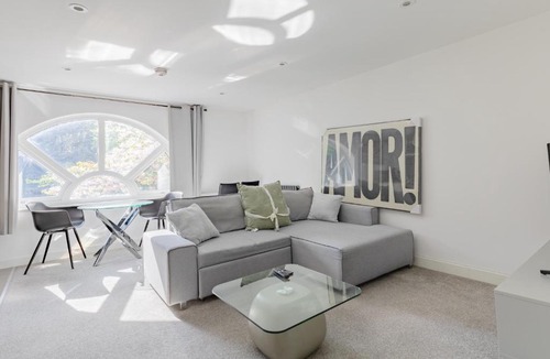 Rotherhithe Apartment | Bright Canal-Side Flat Canada Water