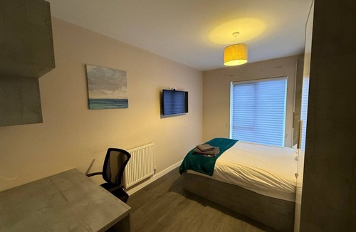 Runnymede Apartment | Bright Egham Retreat for families