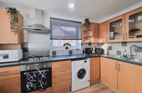 Watford Apartment | Bright Stylish 2 Bed Flat - First Floor - Sleeps 4