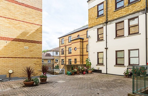 Rotherhithe Apartment | Bright Tideway Court Apartment