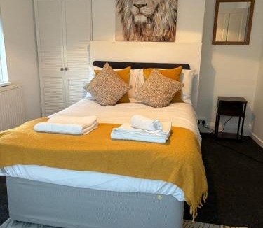 Woodingdean Apartment | Brighton Bungalow Spacious 3BR, contractor friendly, close to University & near AMEX Stadium, parking,free WIFI,Garden & BBQ, Mobility challenged friendly