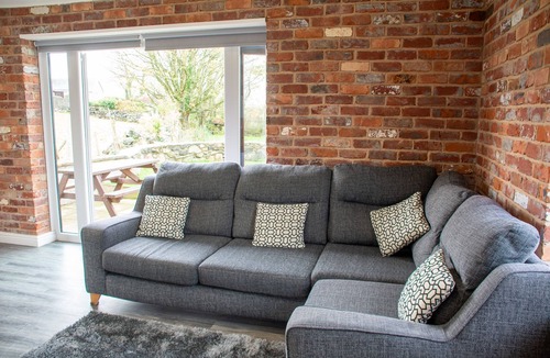 Llandwrog Cottage | Bryn Bethel - sleeps 6 guests in 3 bedrooms