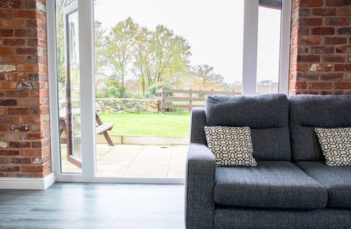 Llandwrog Cottage | Bryn Bethel - sleeps 6 guests in 3 bedrooms