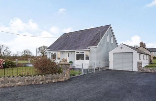 Llanfaglan Cottage | BRYN DERW, pet friendly, character holiday cottage in Caernarfon