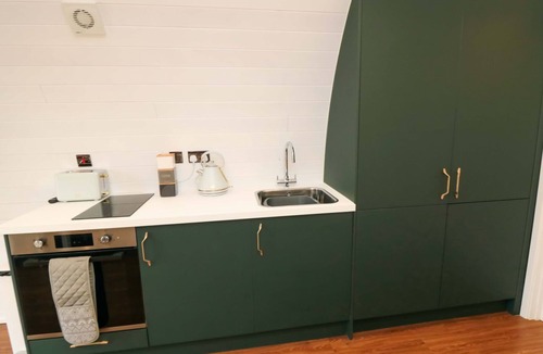 Malton Cottage | BUMBLEBEE GLAMPING POD, pet friendly, with hot tub in Thornton Dale