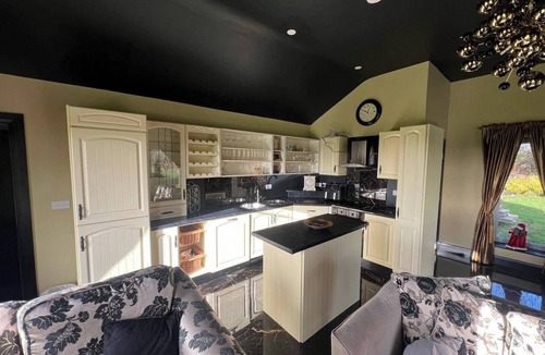 Newgrove House | Bungalow Sleeps 2 with Garden and Parking