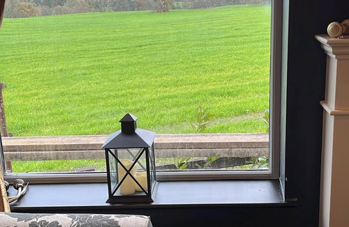 Newgrove House | Bungalow Sleeps 2 with Garden and Parking