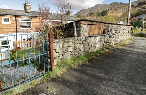 Manod Cottage | BWTHYN FFYNNON, family friendly, with open fire in Blaenau Ffestiniog