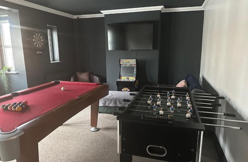 Riverside Apartment | By Lushlets - Apartments Games Room Hot Tub - Great for Hens Stags and Sporting groups