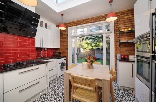 Camberwell House | Camberwell Oasis: Spacious 3-Bed, 3-Bath - Hot Tub –15 Mins to Central London