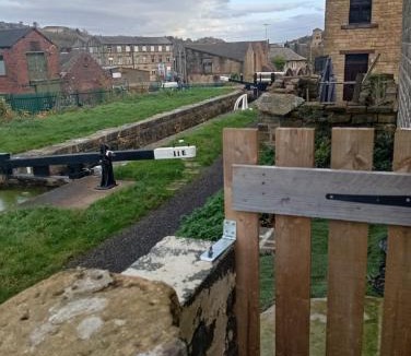 Huddersfield Apartment | Canalside View House - Modern 11 Bed Retreat in the Yorkshire Dales