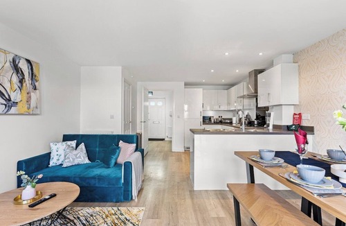 Patchway House | Captivating 4 bed House - Parking - Sleeps 14