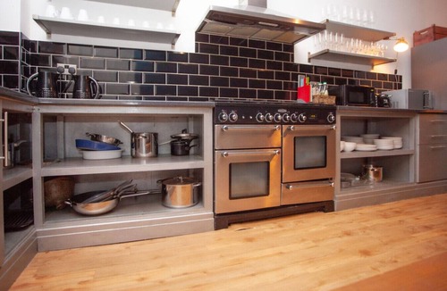 Butetown Apartment | Cardiff Bay Weekend House | Group Rental | 6-12 People