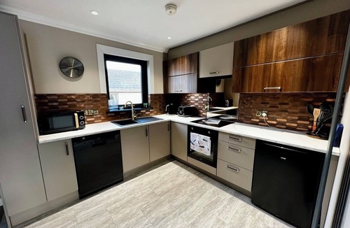 Portrush House | Caryis by the Sea Modern newly renovated central location home 150m from beach.
