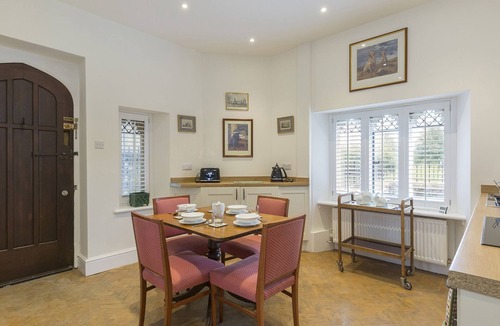 Winchcombe Cottage | Castle Gatehouse - a sudeley castle cottage that sleeps 4 guests in 2 bedrooms
